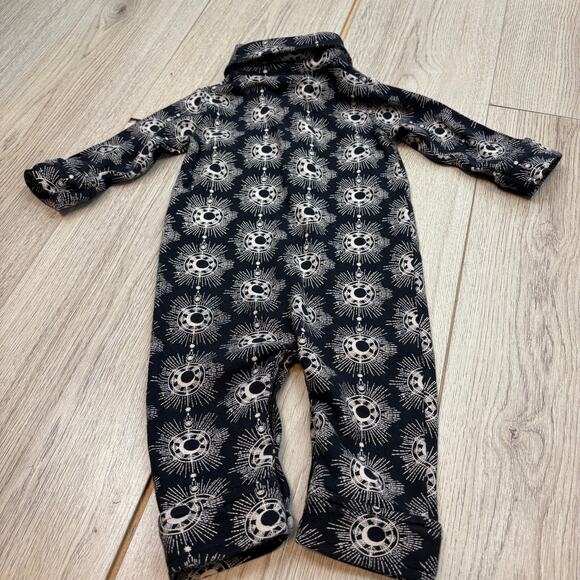 Kate Quinn One Piece Black Starburst 6-12 Month Baby Infant Sleepwear Longsleeve - Picture 2 of 5